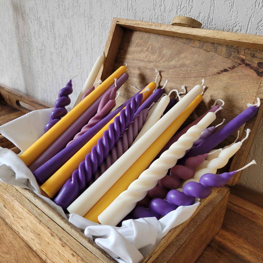 Chandelles coniques & spirales multicolores en cire végétale - blanc, lavande, violet foncé et jaune