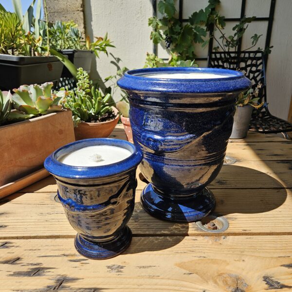 Bougies d'extérieur dans un vase d'Anduze bleu de la poterie de la Madeleine, parfumée à la citronnelle - cire premium soja, parfum de Grasse