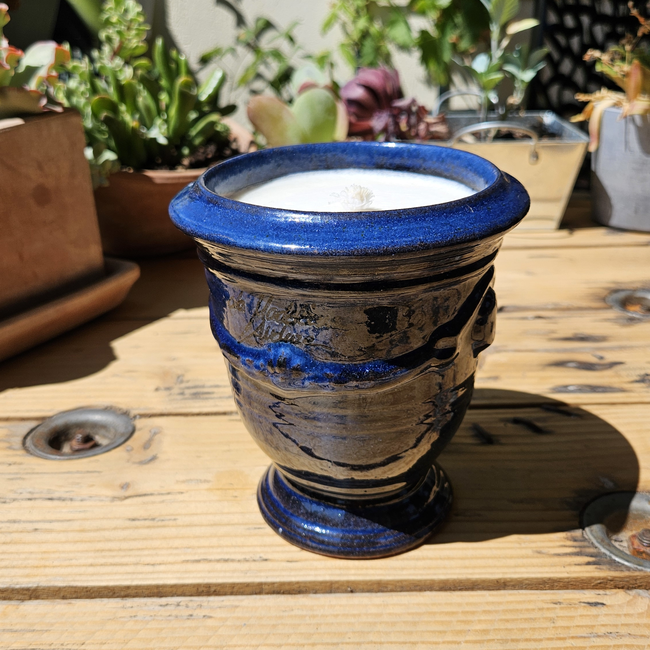 Bougie d'extérieur dans un vase d'Anduze bleu de la poterie de la Madeleine, parfumée à la citronnelle - cire premium soja, parfum de Grasse