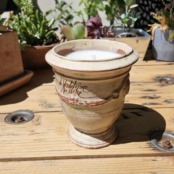 Bougie d'extérieur dans un vase d'Anduze patine ancienne de la poterie de la Madeleine, parfumée à la citronnelle - cire premium soja, parfum de Grasse