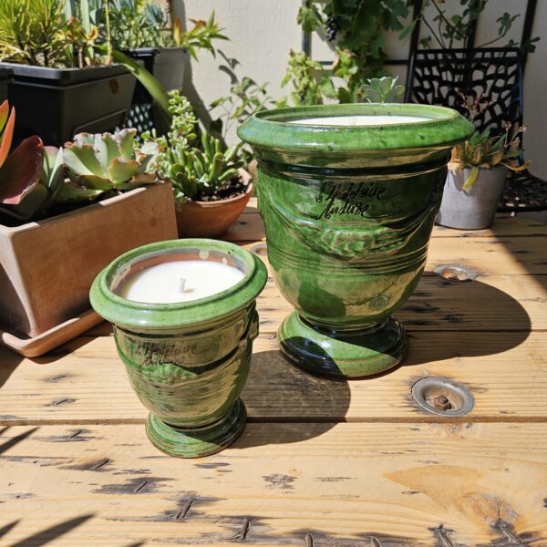 Bougies d'extérieur dans un vase d'Anduze vert de la poterie de la Madeleine, parfumée à la citronnelle - cire premium soja, parfum de Grasse