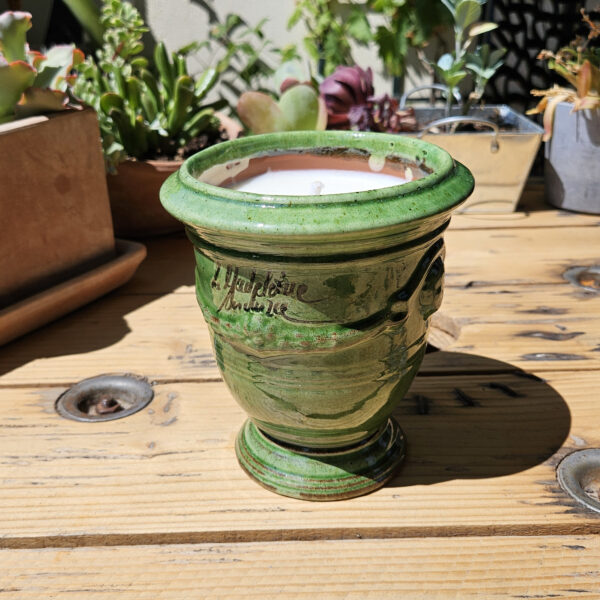 Bougie d'extérieur dans un vase d'Anduze vert de la poterie de la Madeleine, parfumée à la citronnelle - cire premium soja, parfum de Grasse