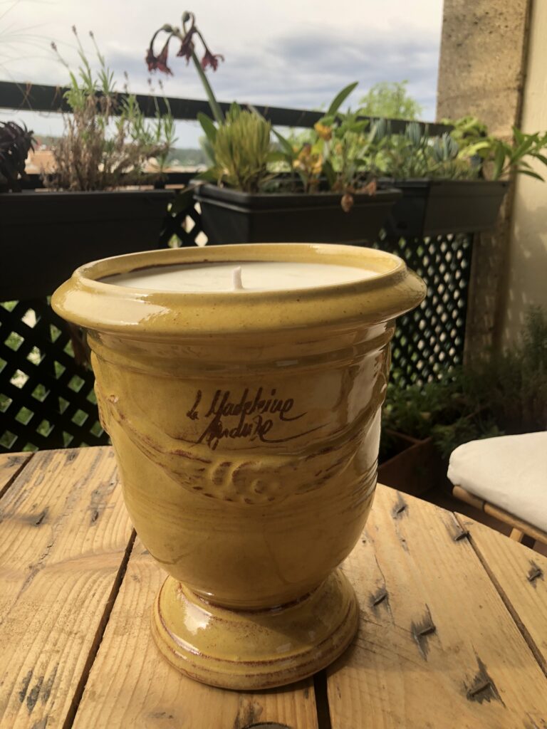 Bougie d'extérieur dans un vase d'Anduze de la poterie de la Madeleine, parfumée à la citronnelle - cire premium soja, parfum de Grasse